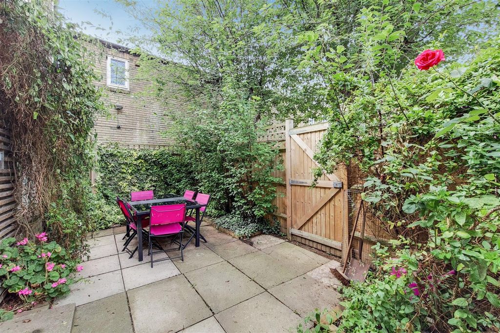 Property photo 1 of 8 Garden