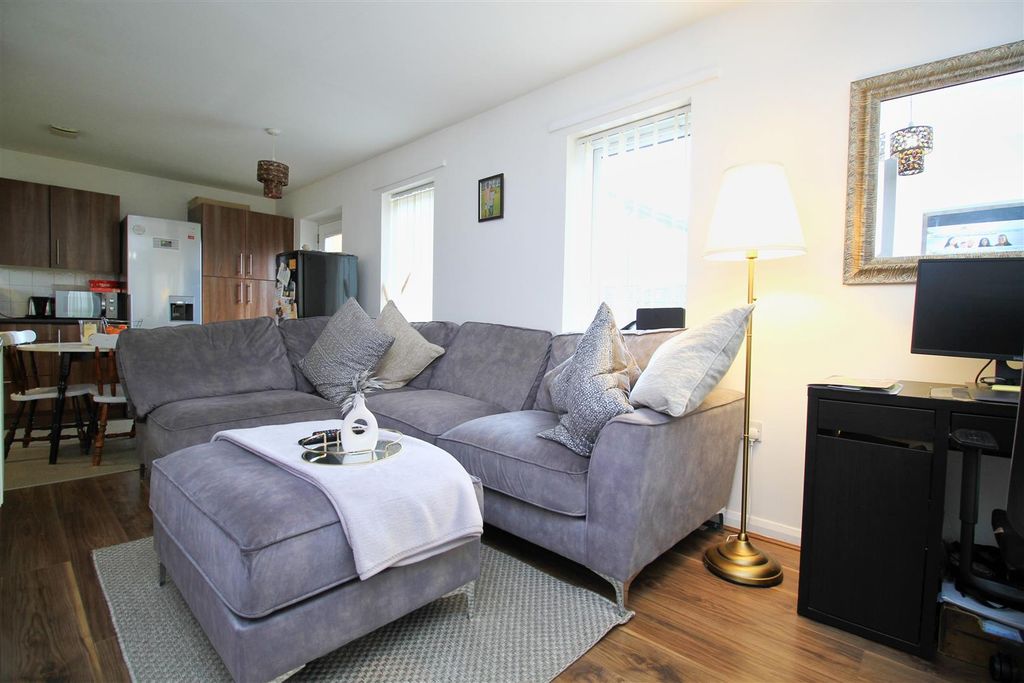 Property photo 3 of 13 Lounge..Jpg