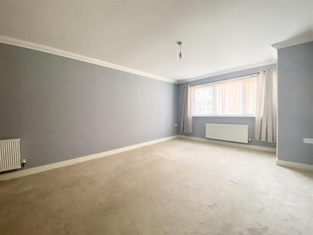 Property photo 3 of 12 Lounge/Dining Area