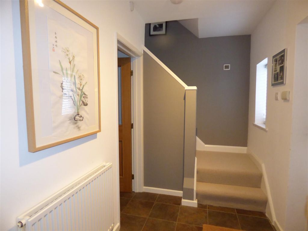Property photo 2 of 16 176 Wilsthorpe Road Hallway.Jpg
