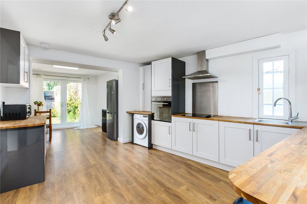 Property photo 3 of 10 Kitchen/Breakfast