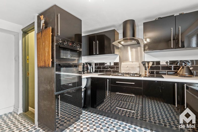 Property photo 3 of 7 Photo 6