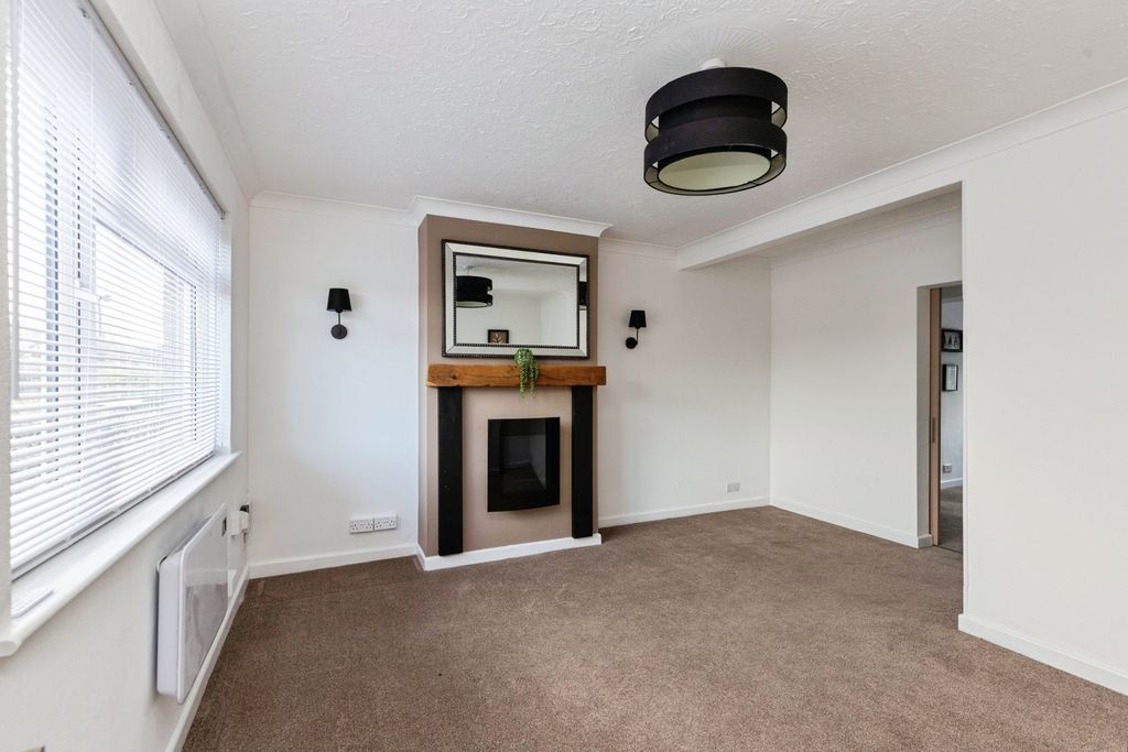 Property photo 2 of 20 Lounge