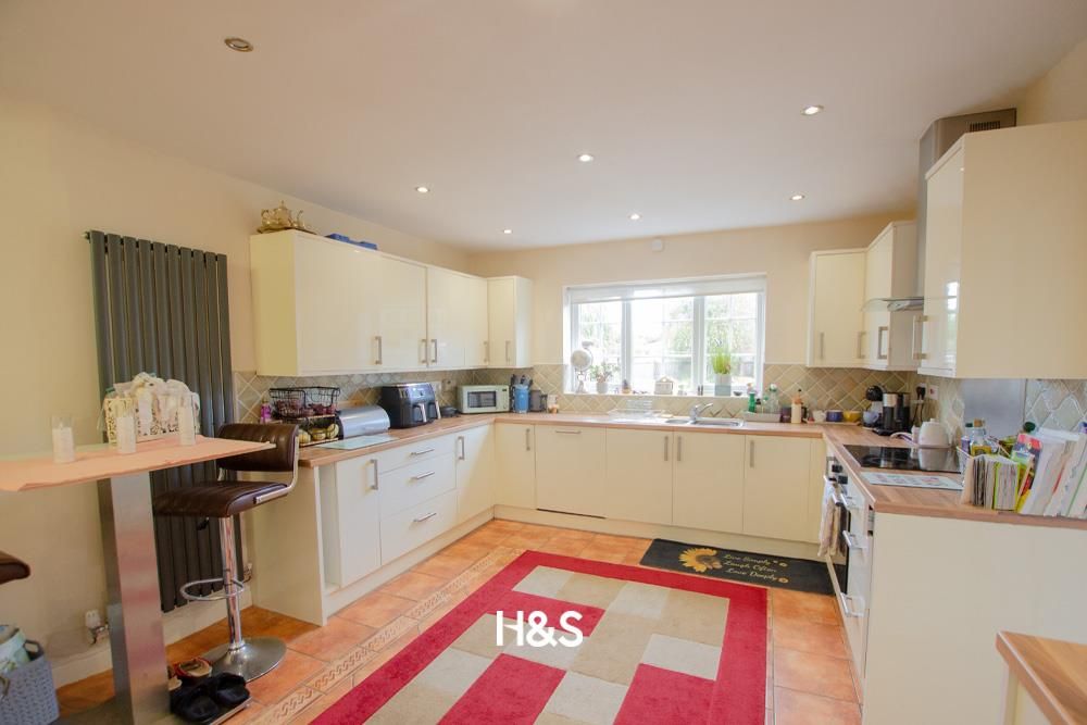Property photo 2 of 25 17 Rowthorn - Kitchen2.Jpg