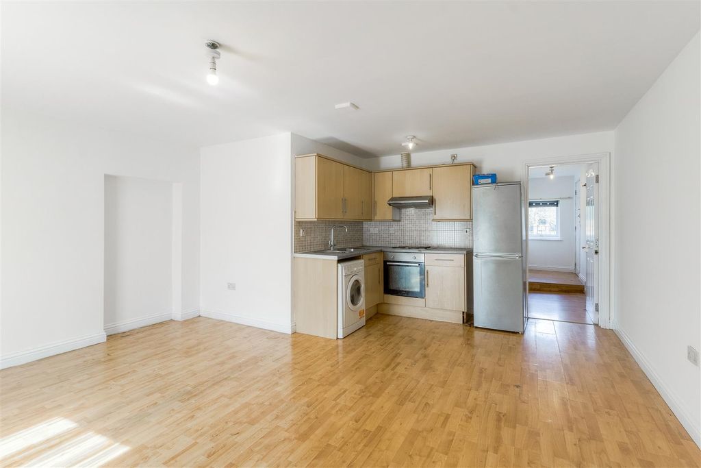 Property photo 3 of 10 Silver Street - 006.Jpg