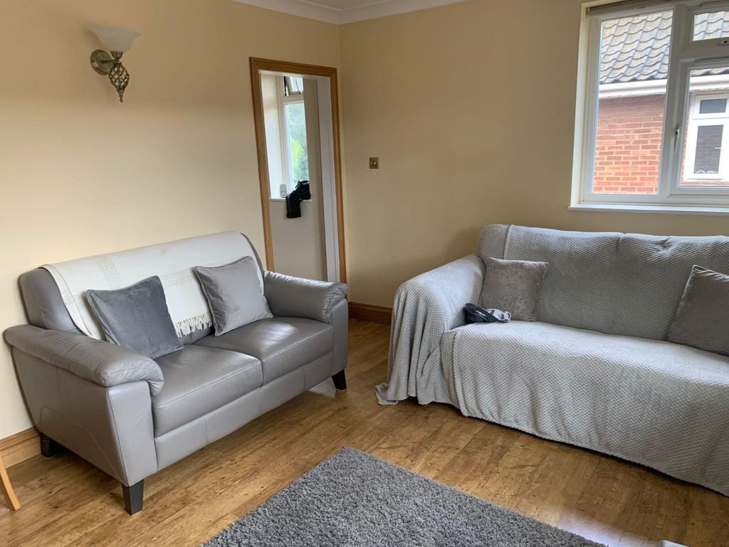 Property photo 3 of 16 Lounge 2