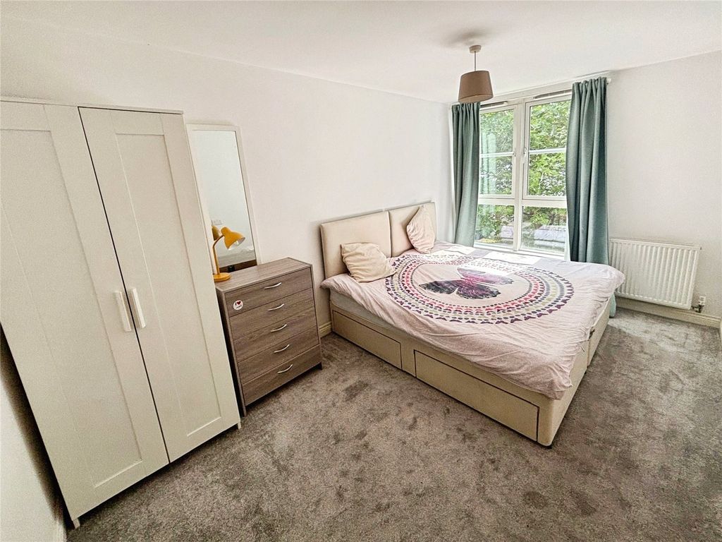 Property photo 2 of 6 Bedroom