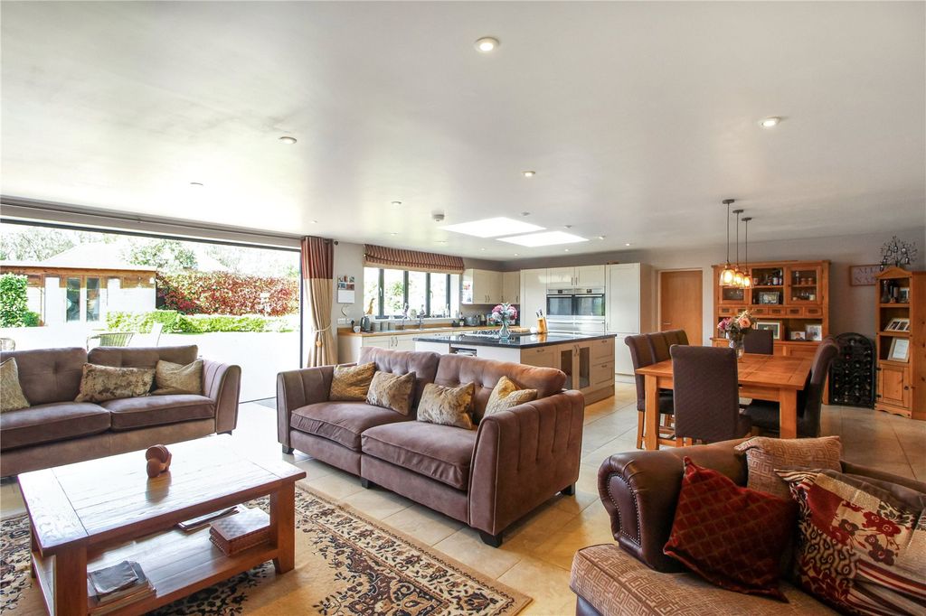 Property photo 2 of 23 Picture No. 17