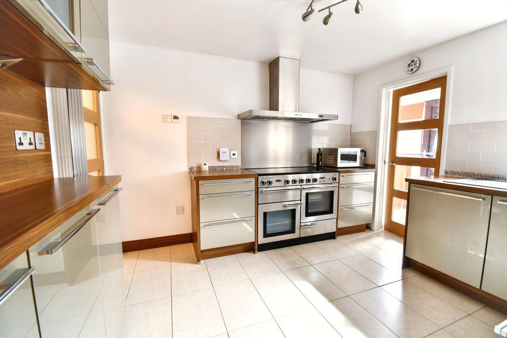 Property photo 2 of 28