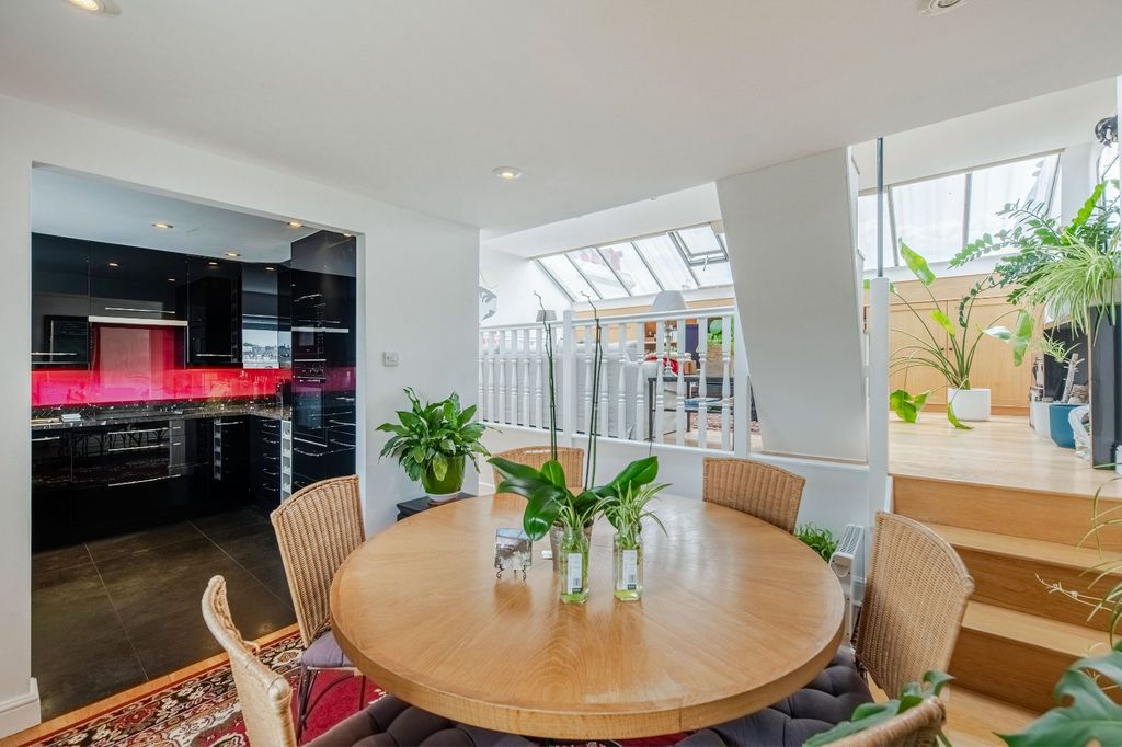 Property photo 3 of 11 Dining Area
