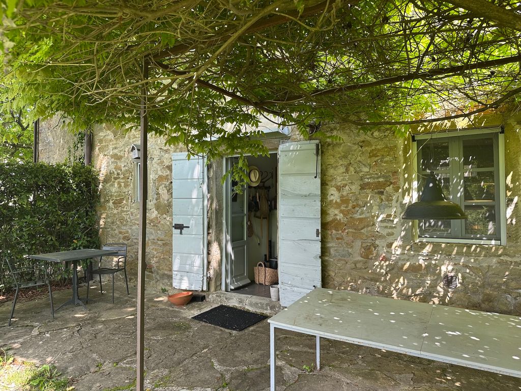 Property photo 2 of 25