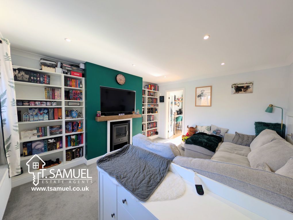 Property photo 3 of 27 Living Room