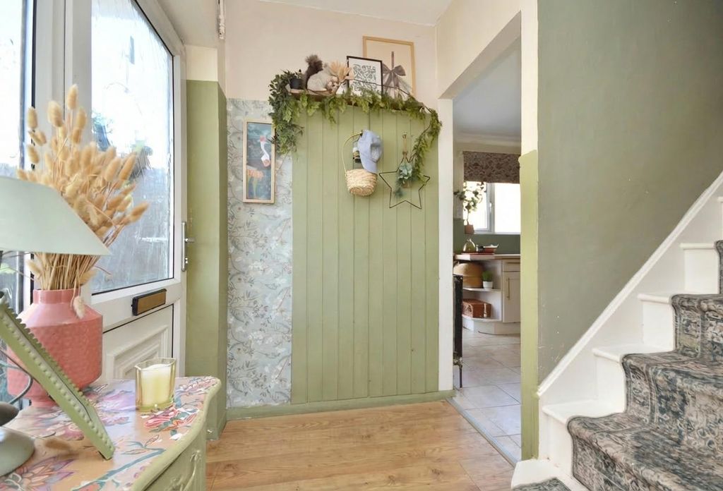 Property photo 2 of 12 Entrance Hall