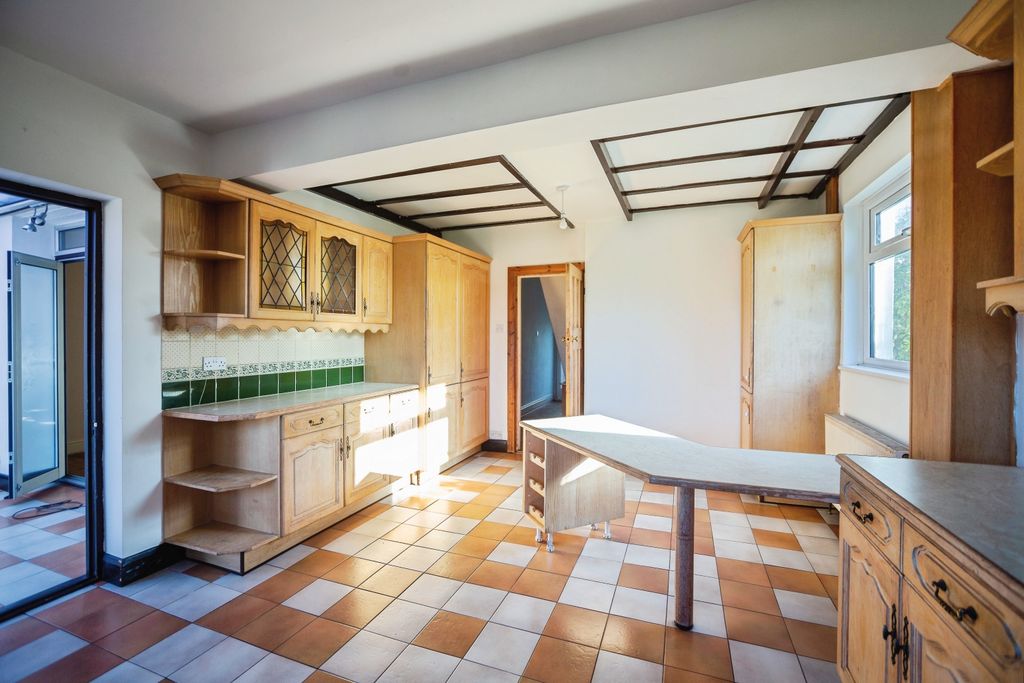 Property photo 2 of 18 Kitchen