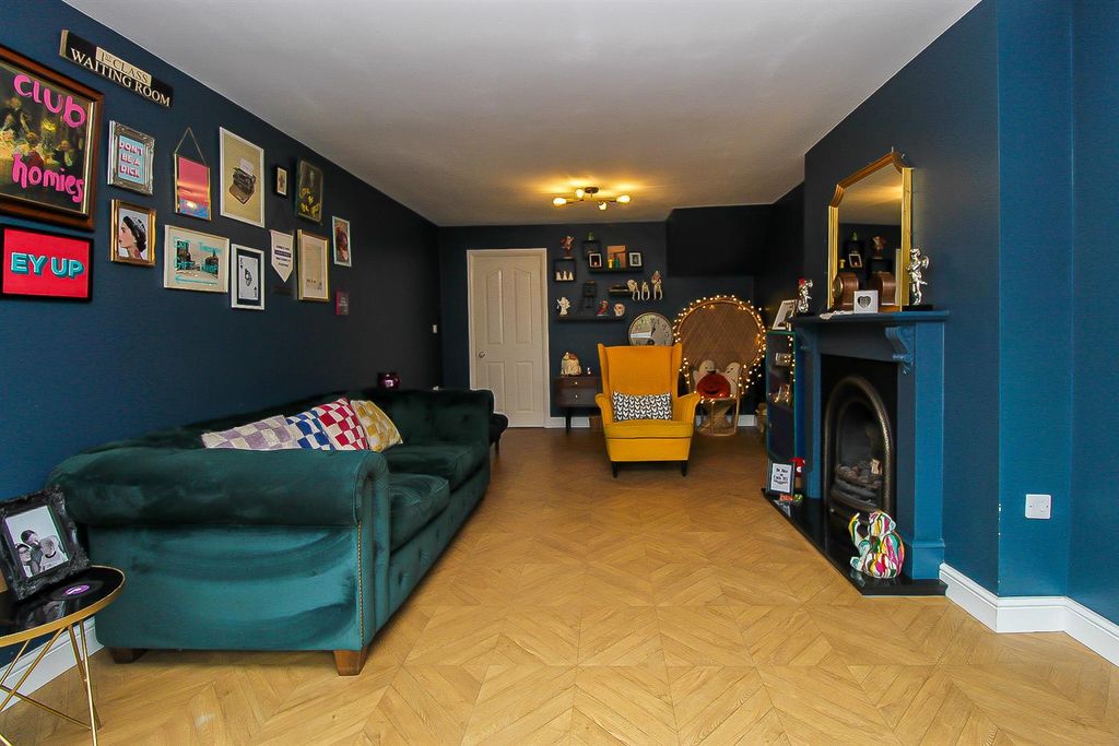 Property photo 3 of 12 Lounge