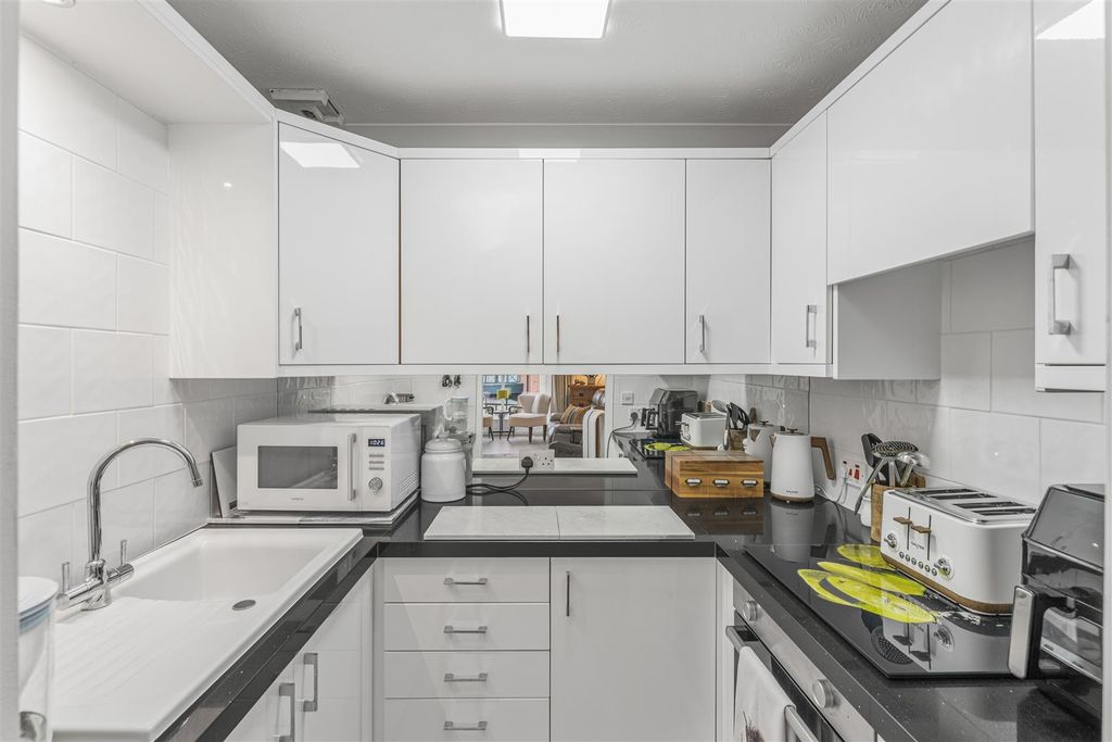 Property photo 3 of 13 51 Chamberlaine Court, Banbury-9.Jpg