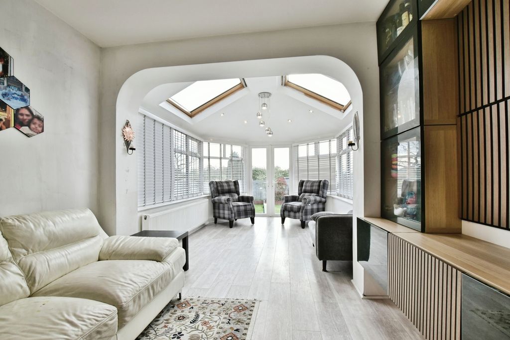 Property photo 3 of 23 Pbox-Img.Jpg