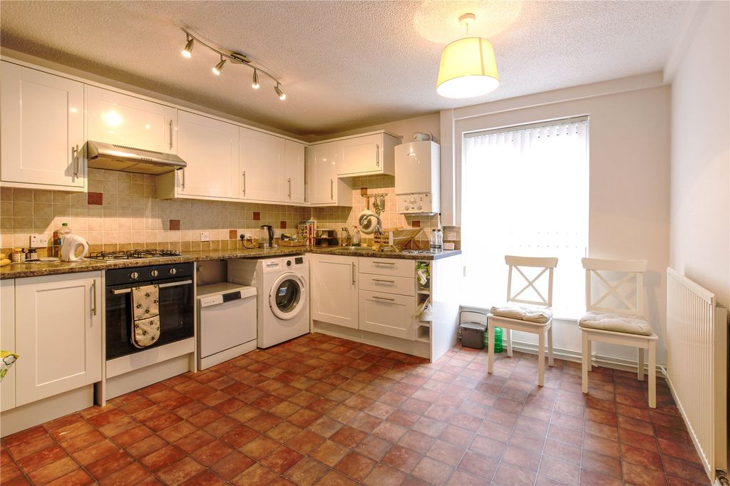 Property photo 3 of 11 Kitchen