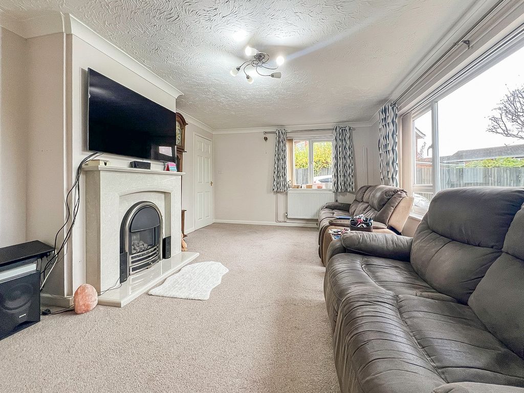 Property photo 2 of 17 Living Room (3)