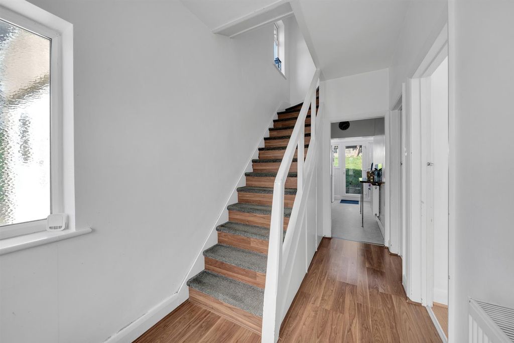 Property photo 2 of 18 Entrance Hall