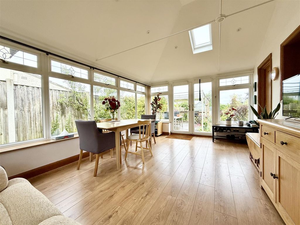 Property photo 2 of 27 Garden Room