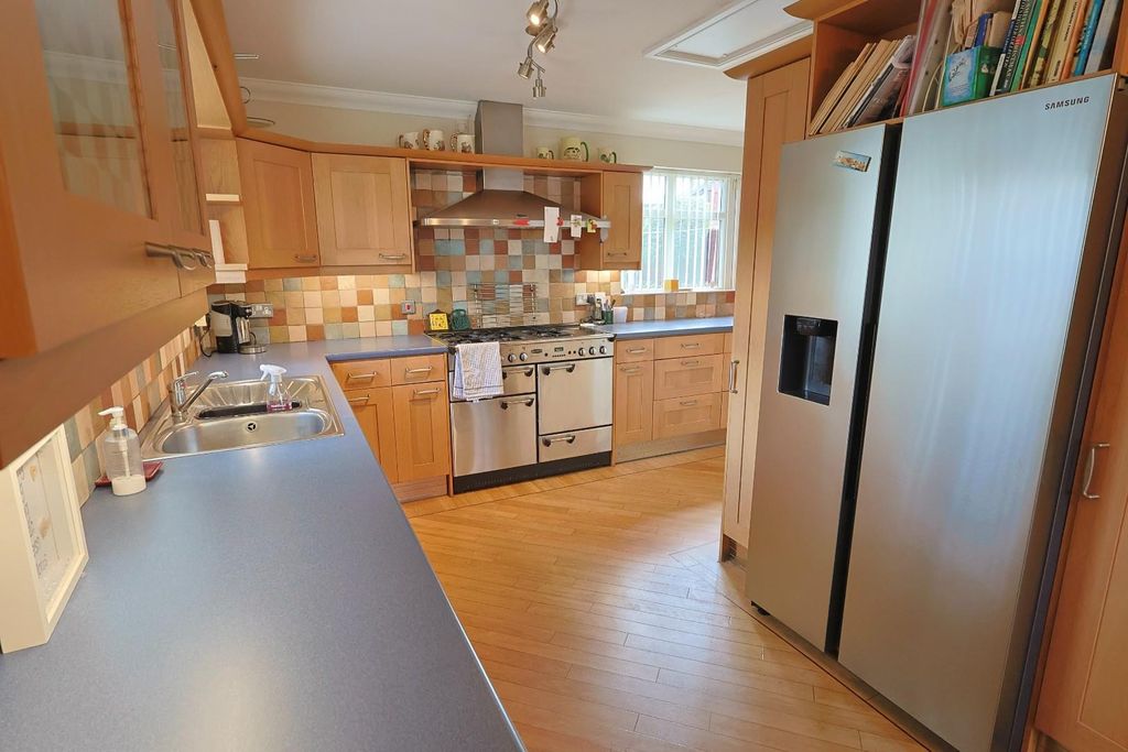 Property photo 3 of 21 Kitchen / Diner