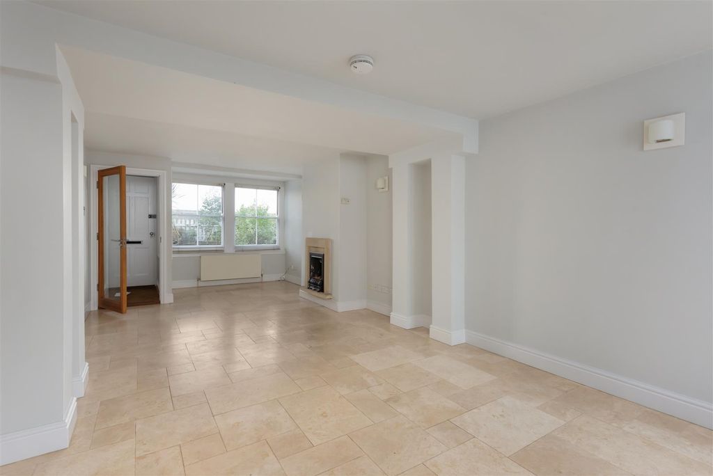Property photo 3 of 18 Marine Terrace, Whitstable