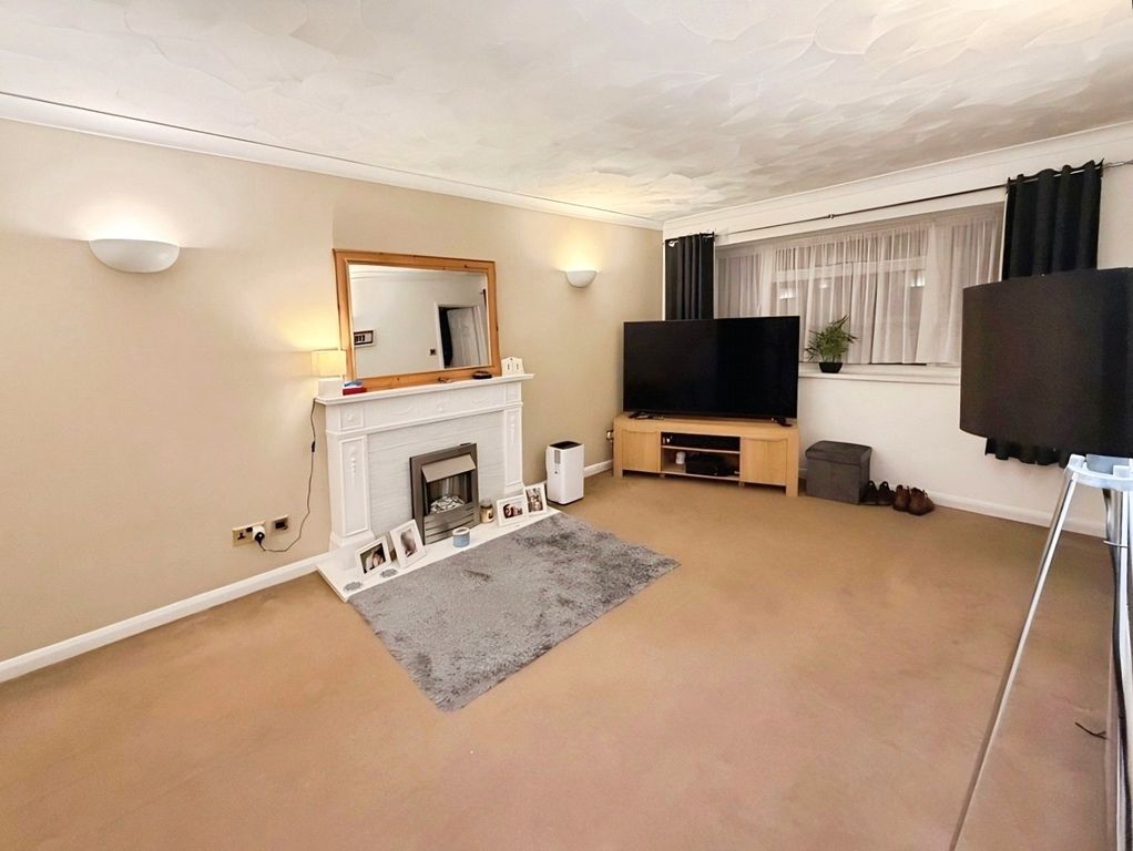 Property photo 2 of 6 Spacious Living Room