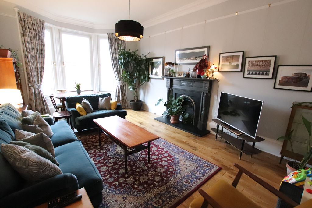 Property photo 3 of 20 Lounge