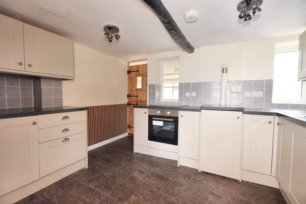 Property photo 3 of 12 Kitchen