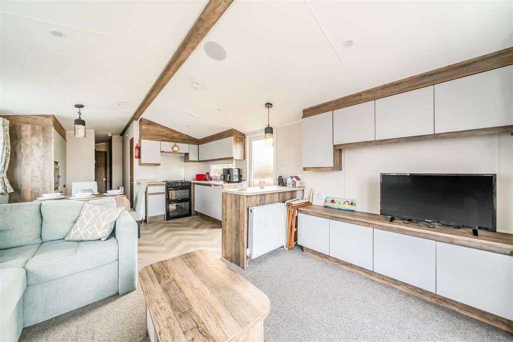 Property photo 2 of 26 1395931-11-695E7E0Fa3837.Jpg