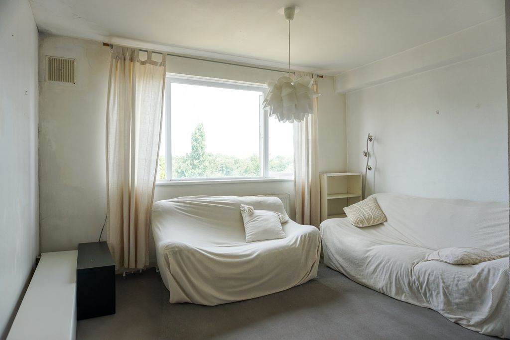 Property photo 1 of 8 Lounge