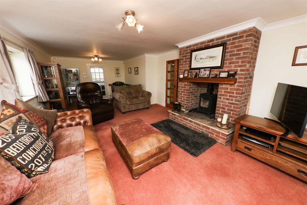Property photo 3 of 32 Lounge