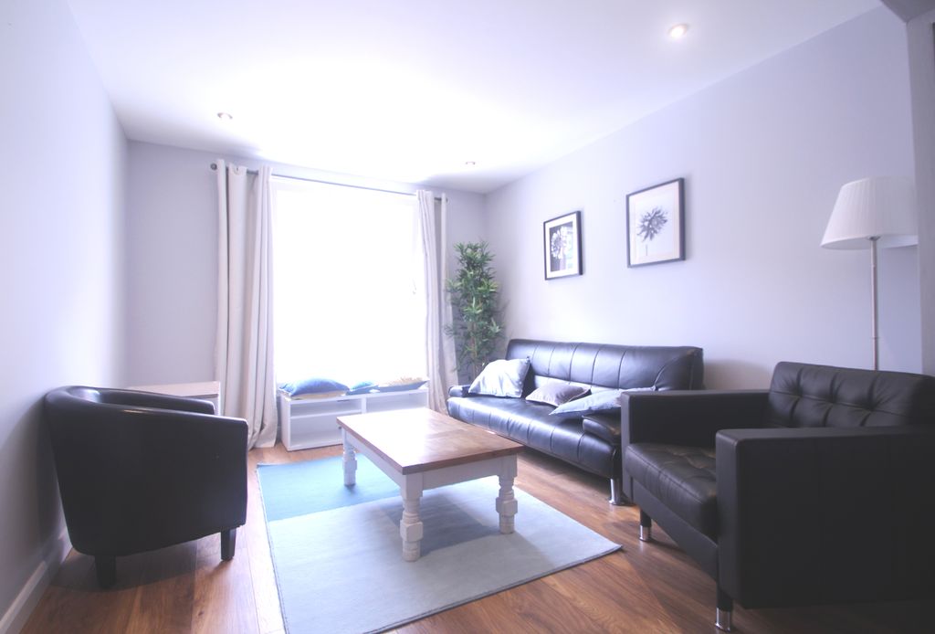 Property photo 1 of 8 Lounge