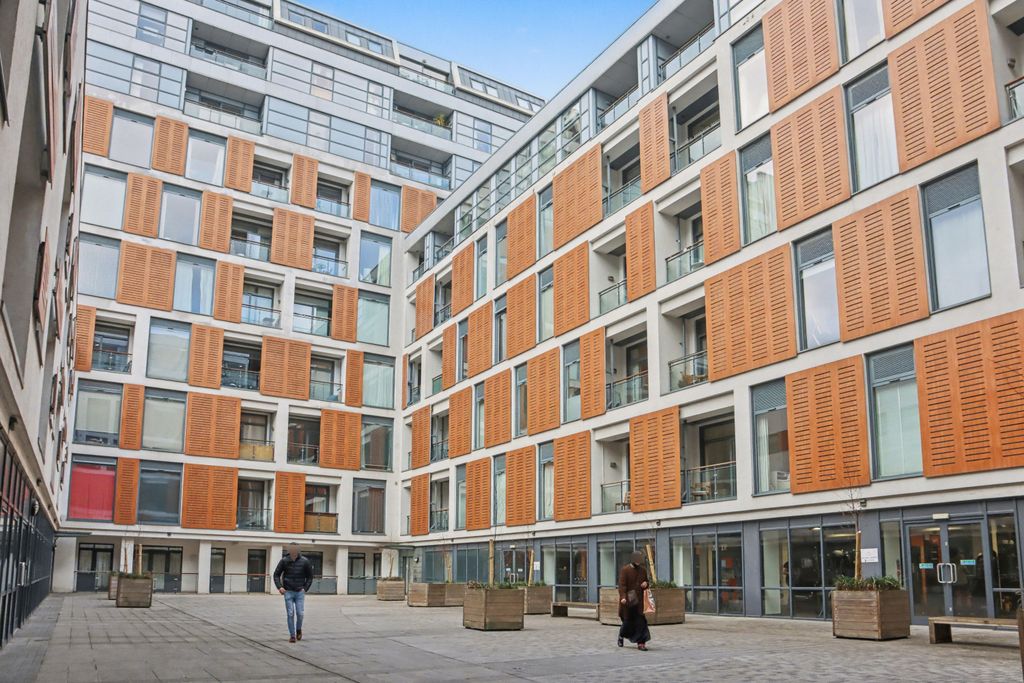 Property photo 2 of 12 Flat 59, 3 Cornell Square, Nine Elms, London, Sw8 2Er