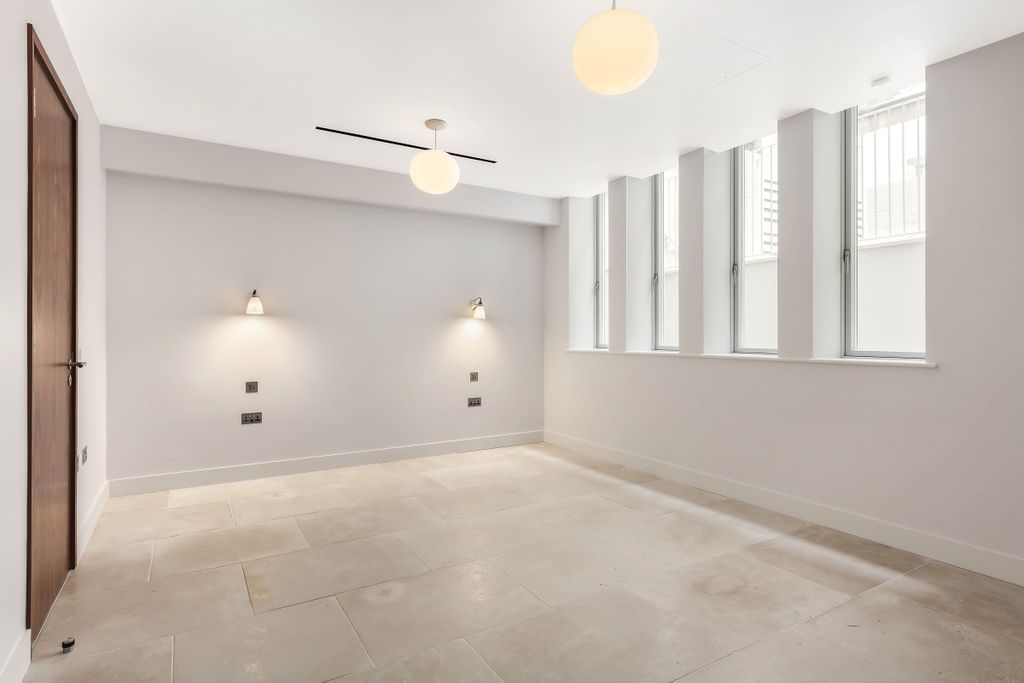 Property photo 1 of 8 Dilke Street