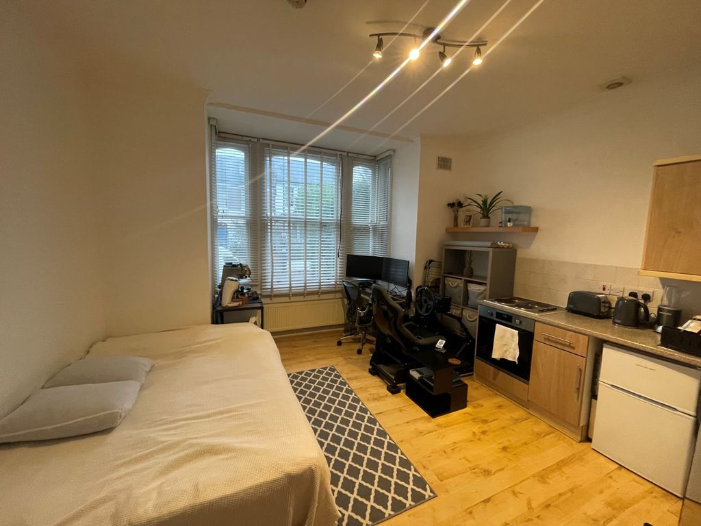 Property photo 3 of 6 Photo 5