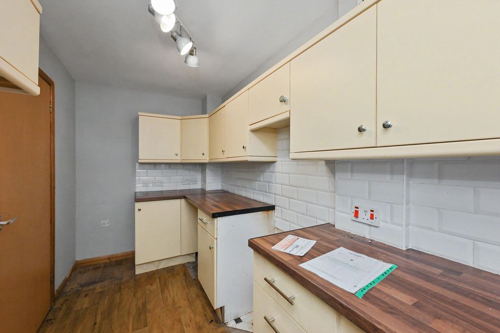 Property photo 3 of 18 10 Campbell Close, Harlow CM17 9Ew