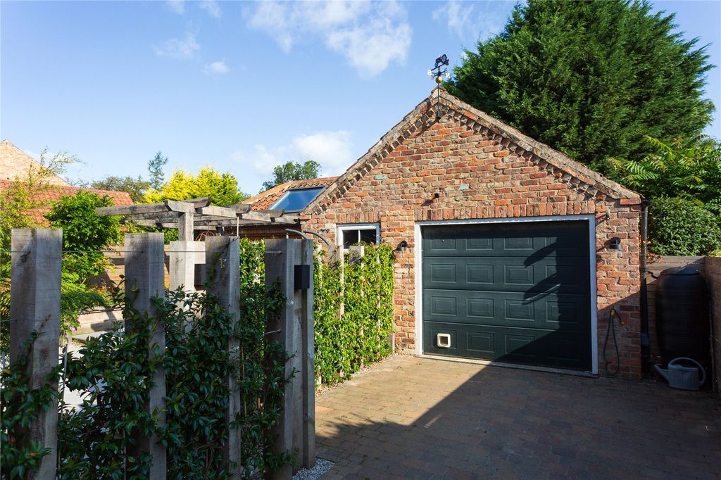 Property photo 2 of 18 Garage
