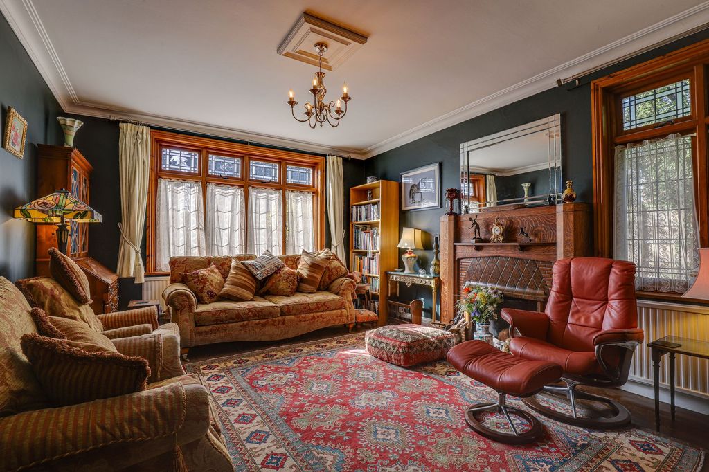 Property photo 2 of 33