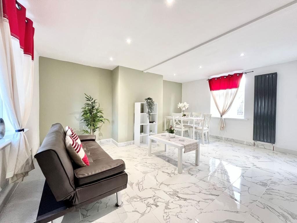 Property photo 3 of 10 Lounge