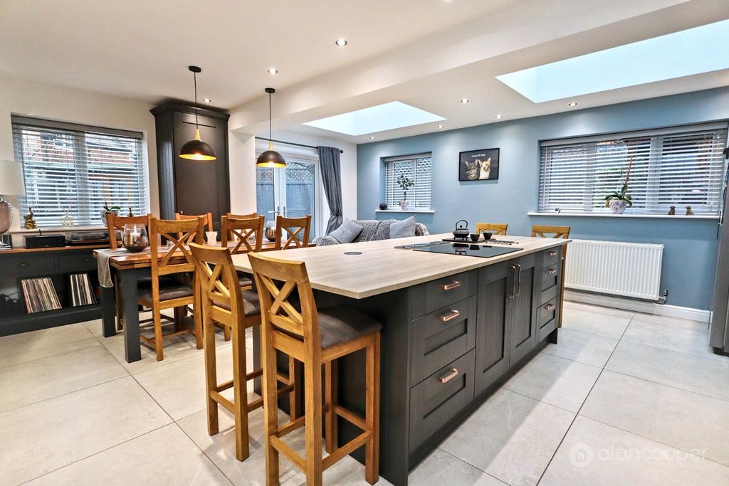 Property photo 2 of 33 4817854