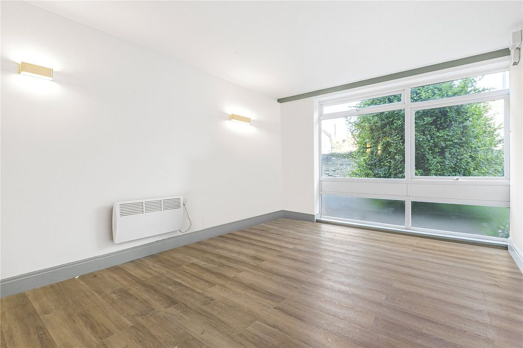 Property photo 3 of 10 Studio Room