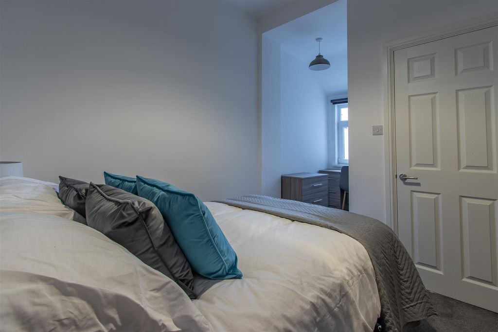 Property photo 2 of 9 Grosvenor Street 15-8.Jpg