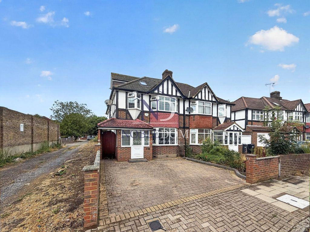 Property photo 1 of 21 Five Bedroom Semi-Detached House In Hounslow