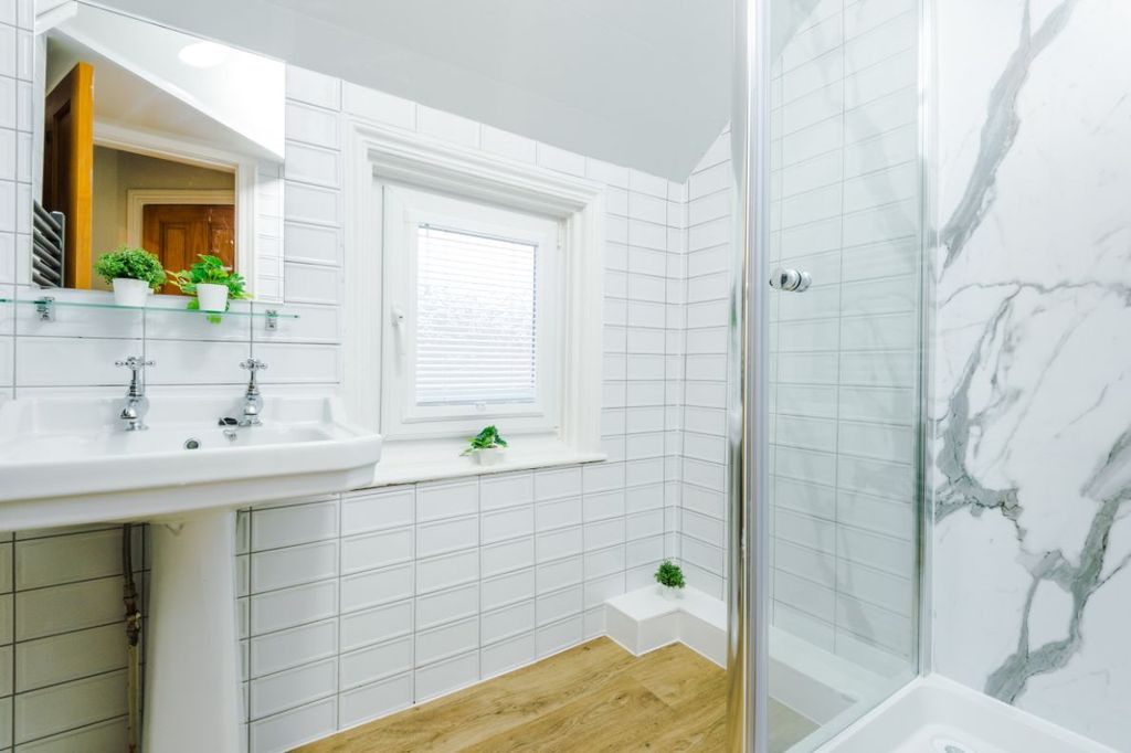 Property photo 2 of 11 250Jr - Bathroom