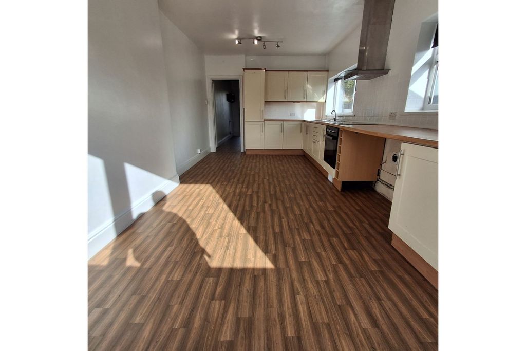 Property photo 3 of 21 Kitchen