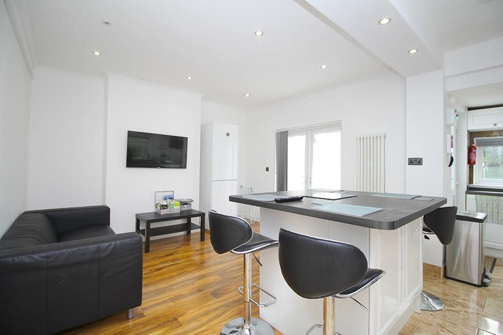 Property photo 2 of 22 Living Room