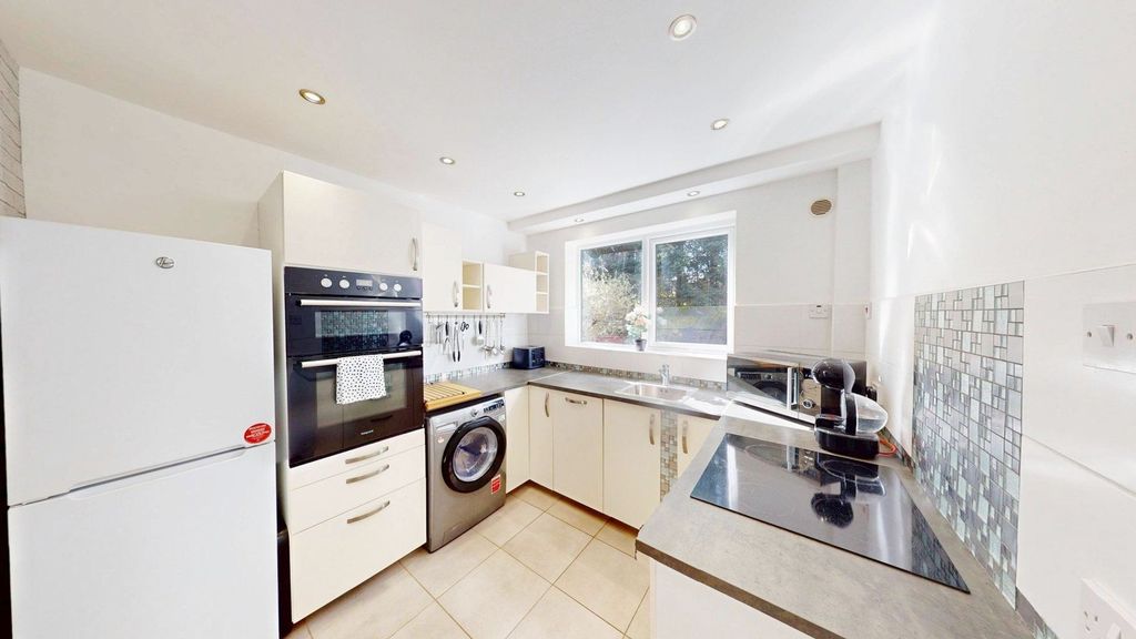 Property photo 3 of 11 Kitchen