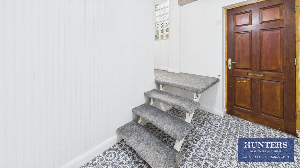 Property photo 2 of 16 Entrance Hall